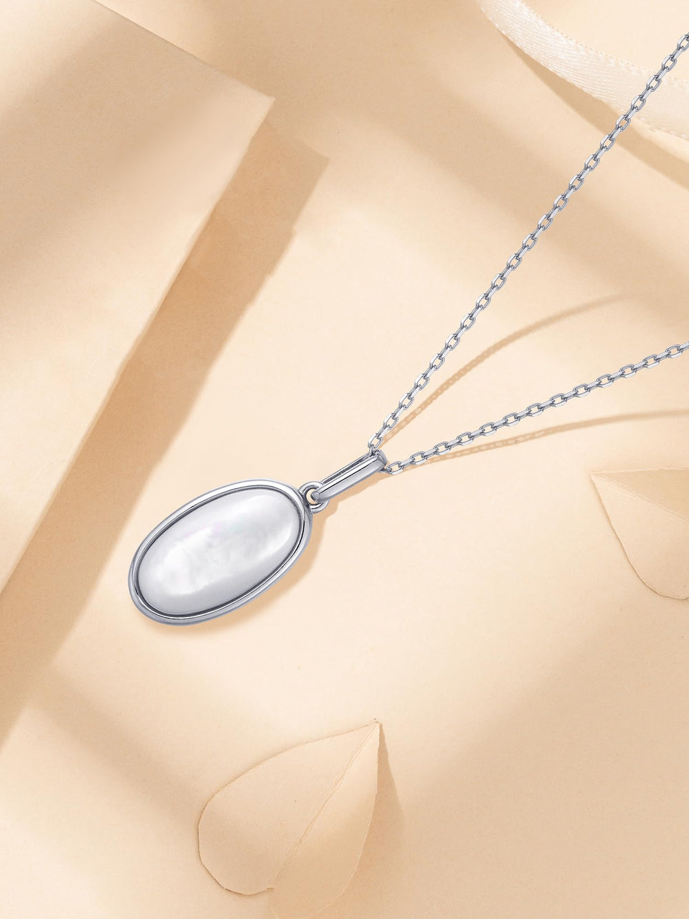 Mother of Pearl Oval Pendant Necklace
